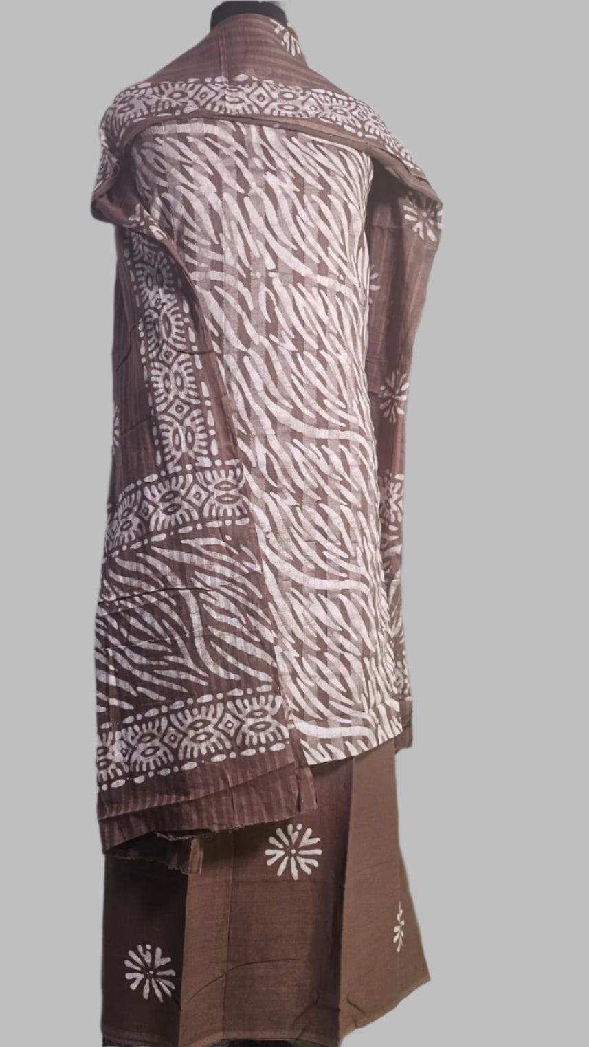 ऑफ-व्हाइट आर्किड किस के साथ मैजेंटा पुष्प प्रिंट फ्रिल्ड नाइटी।