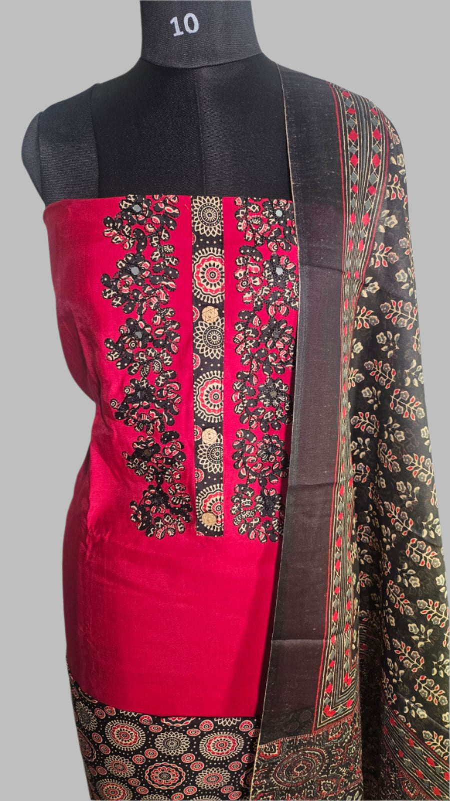 ऑफ-व्हाइट आर्किड किस के साथ मैजेंटा पुष्प प्रिंट फ्रिल्ड नाइटी।