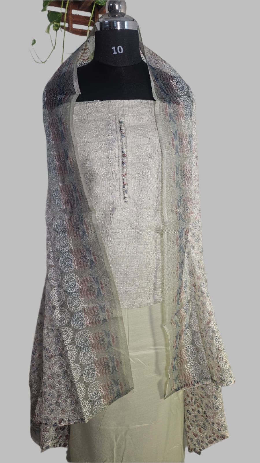 ऑफ-व्हाइट आर्किड किस के साथ मैजेंटा पुष्प प्रिंट फ्रिल्ड नाइटी।