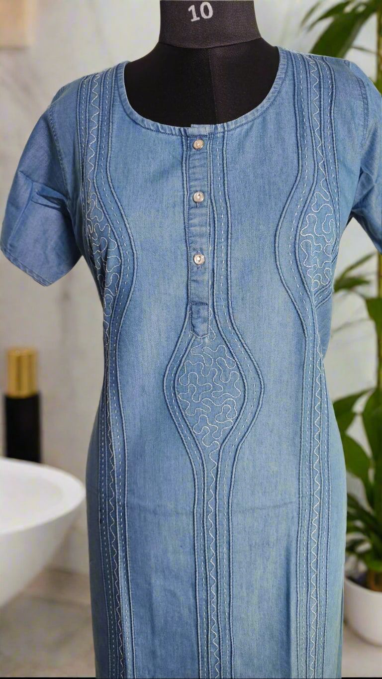 ऑफ-व्हाइट आर्किड किस के साथ मैजेंटा पुष्प प्रिंट फ्रिल्ड नाइटी।