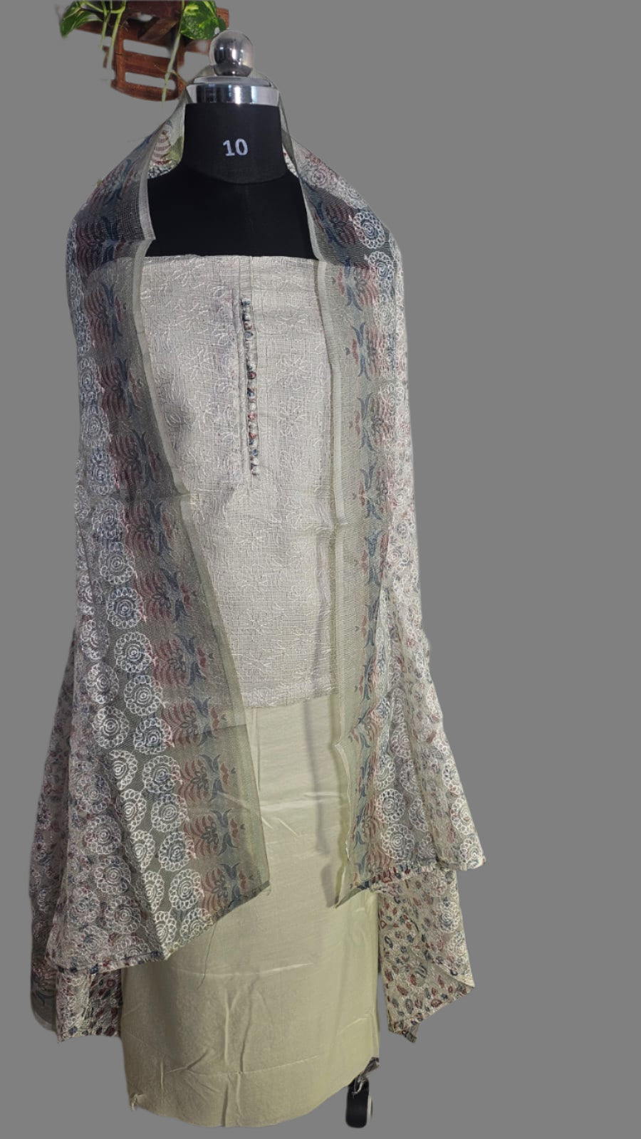 ऑफ-व्हाइट आर्किड किस के साथ मैजेंटा पुष्प प्रिंट फ्रिल्ड नाइटी।