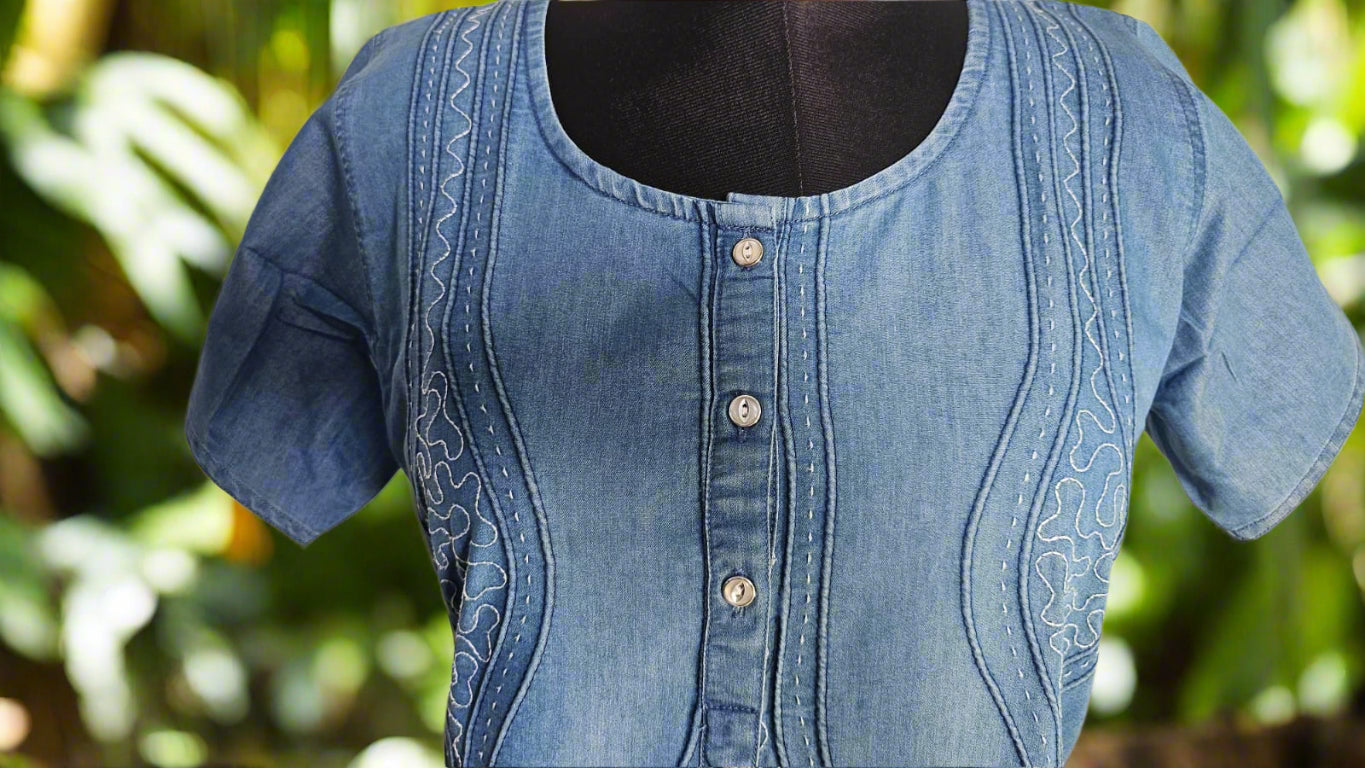 ऑफ-व्हाइट आर्किड किस के साथ मैजेंटा पुष्प प्रिंट फ्रिल्ड नाइटी।