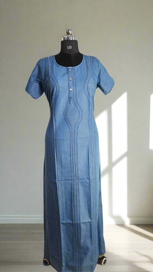 ऑफ-व्हाइट आर्किड किस के साथ मैजेंटा पुष्प प्रिंट फ्रिल्ड नाइटी।