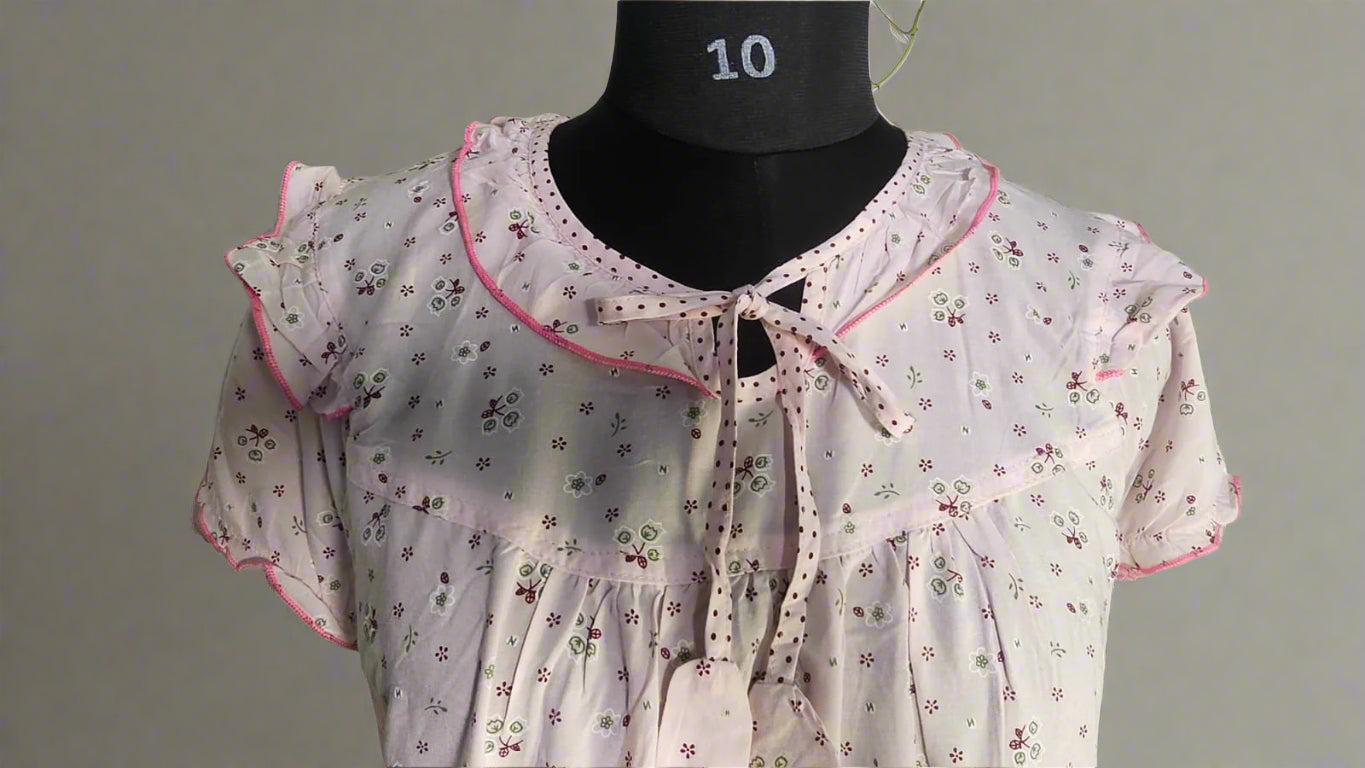 ऑफ-व्हाइट आर्किड किस के साथ मैजेंटा पुष्प प्रिंट फ्रिल्ड नाइटी।