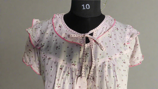 ऑफ-व्हाइट आर्किड किस के साथ मैजेंटा पुष्प प्रिंट फ्रिल्ड नाइटी।