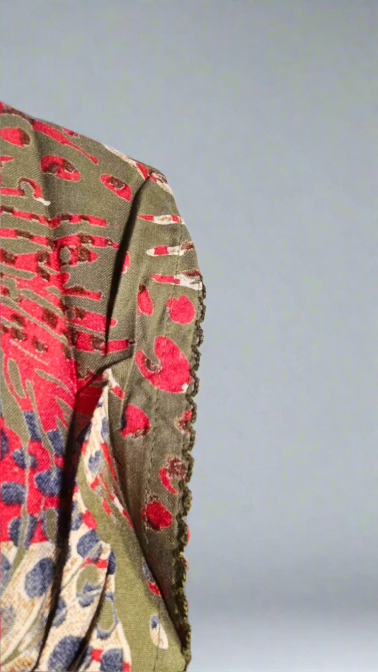 ऑफ-व्हाइट आर्किड किस के साथ मैजेंटा पुष्प प्रिंट फ्रिल्ड नाइटी।