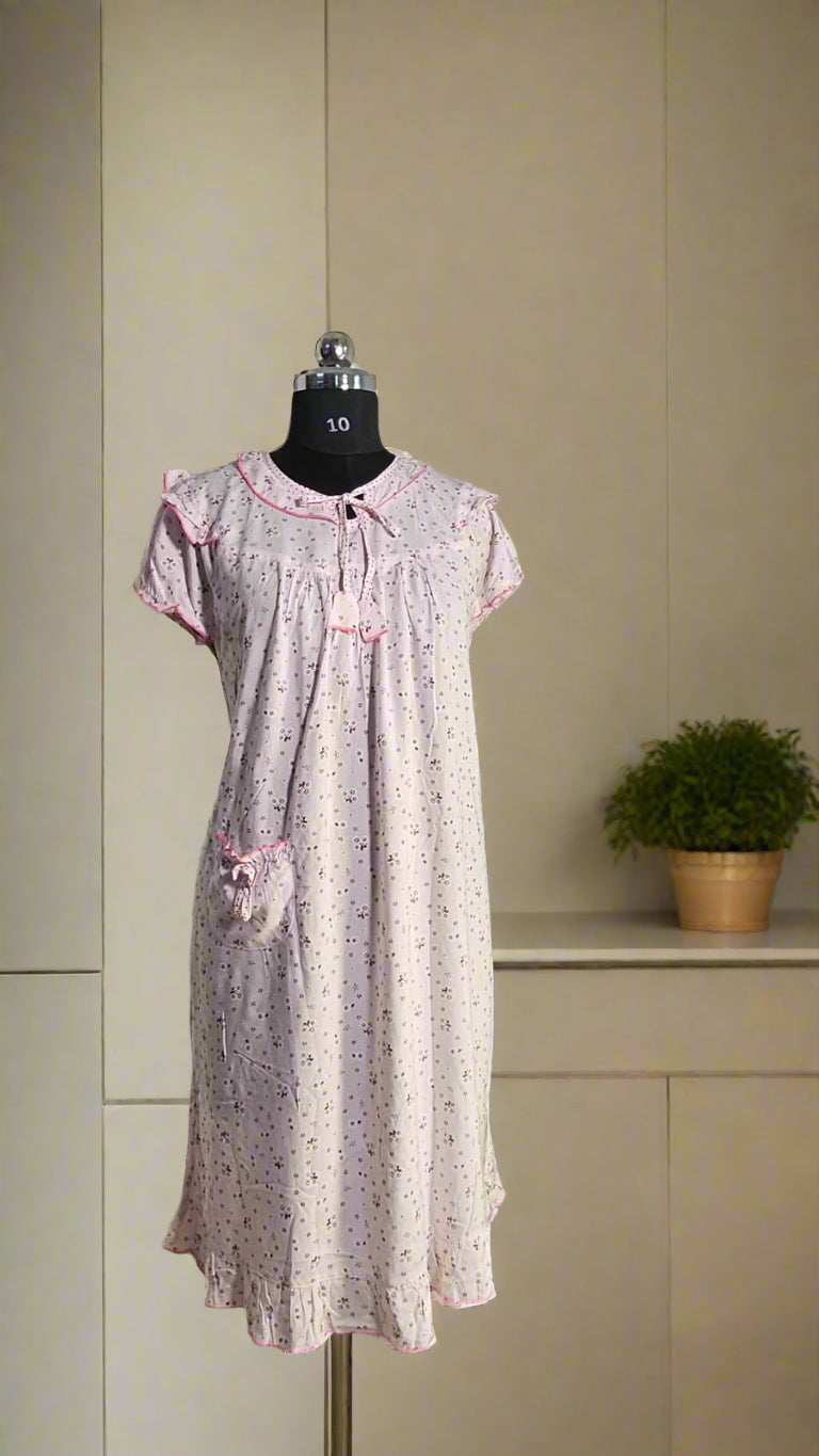 ऑफ-व्हाइट आर्किड किस के साथ मैजेंटा पुष्प प्रिंट फ्रिल्ड नाइटी।