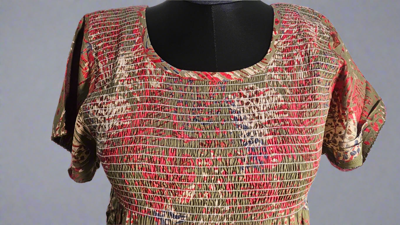 ऑफ-व्हाइट आर्किड किस के साथ मैजेंटा पुष्प प्रिंट फ्रिल्ड नाइटी।