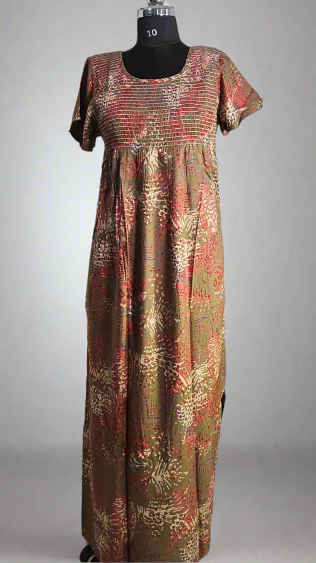 ऑफ-व्हाइट आर्किड किस के साथ मैजेंटा पुष्प प्रिंट फ्रिल्ड नाइटी।