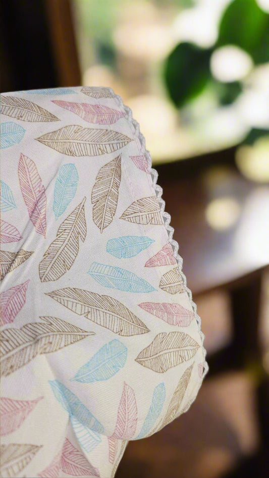 ऑफ-व्हाइट आर्किड किस के साथ मैजेंटा पुष्प प्रिंट फ्रिल्ड नाइटी।