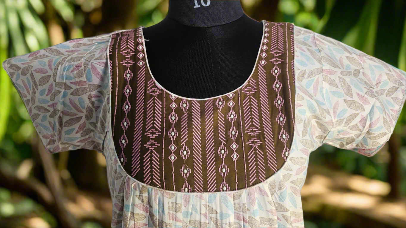 ऑफ-व्हाइट आर्किड किस के साथ मैजेंटा पुष्प प्रिंट फ्रिल्ड नाइटी।