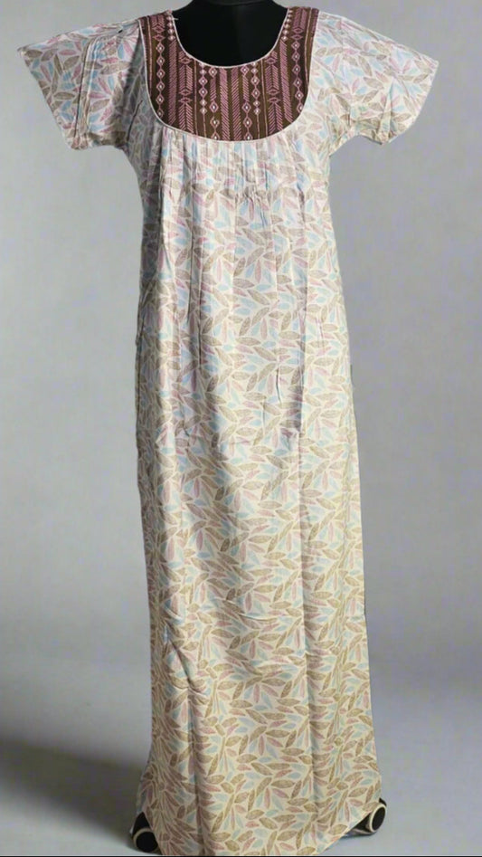 ऑफ-व्हाइट आर्किड किस के साथ मैजेंटा पुष्प प्रिंट फ्रिल्ड नाइटी।