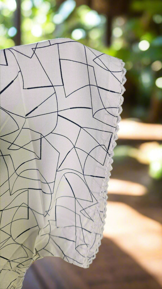 ऑफ-व्हाइट आर्किड किस के साथ मैजेंटा पुष्प प्रिंट फ्रिल्ड नाइटी।