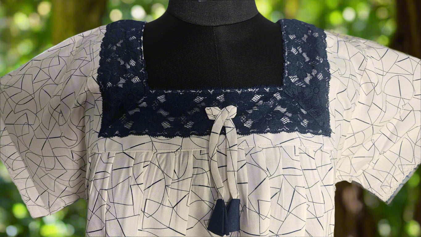 ऑफ-व्हाइट आर्किड किस के साथ मैजेंटा पुष्प प्रिंट फ्रिल्ड नाइटी।