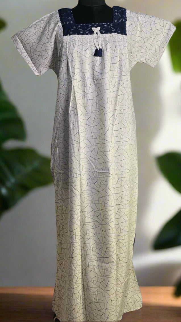 ऑफ-व्हाइट आर्किड किस के साथ मैजेंटा पुष्प प्रिंट फ्रिल्ड नाइटी।