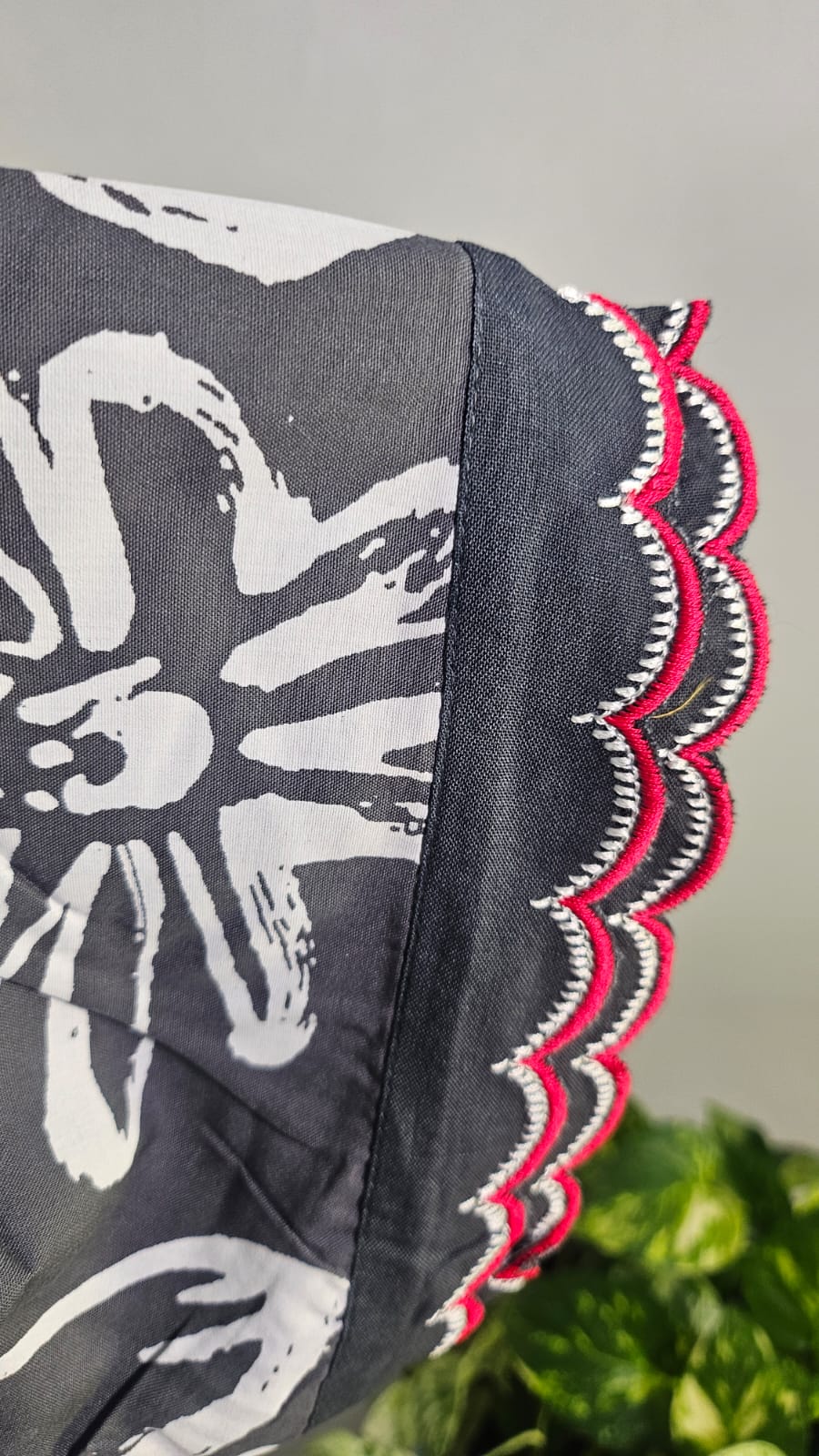 ऑफ-व्हाइट आर्किड किस के साथ मैजेंटा पुष्प प्रिंट फ्रिल्ड नाइटी।