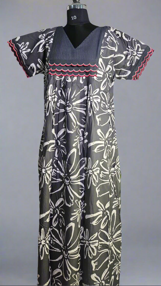 ऑफ-व्हाइट आर्किड किस के साथ मैजेंटा पुष्प प्रिंट फ्रिल्ड नाइटी।