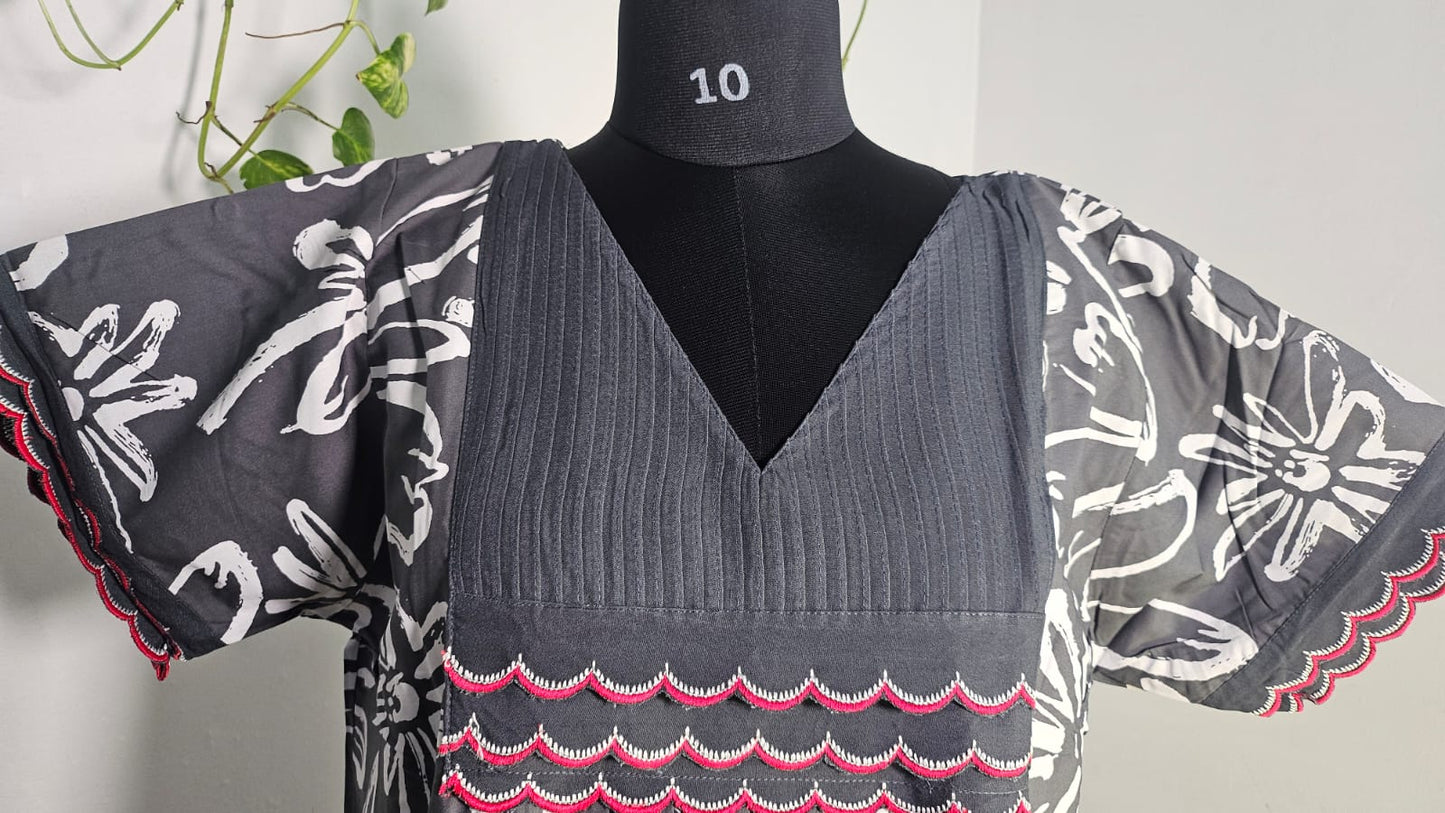 ऑफ-व्हाइट आर्किड किस के साथ मैजेंटा पुष्प प्रिंट फ्रिल्ड नाइटी।