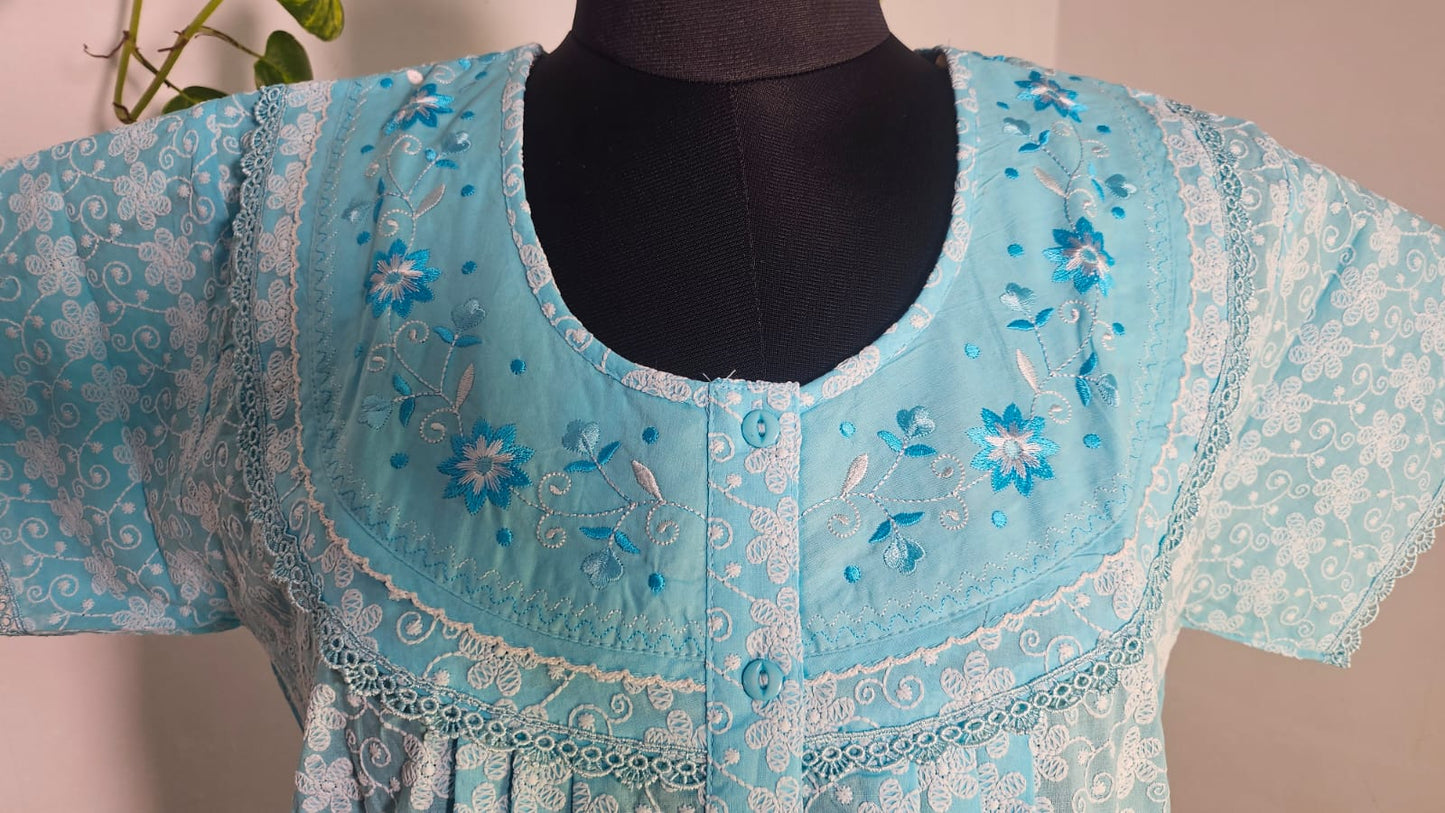 ऑफ-व्हाइट आर्किड किस के साथ मैजेंटा पुष्प प्रिंट फ्रिल्ड नाइटी।