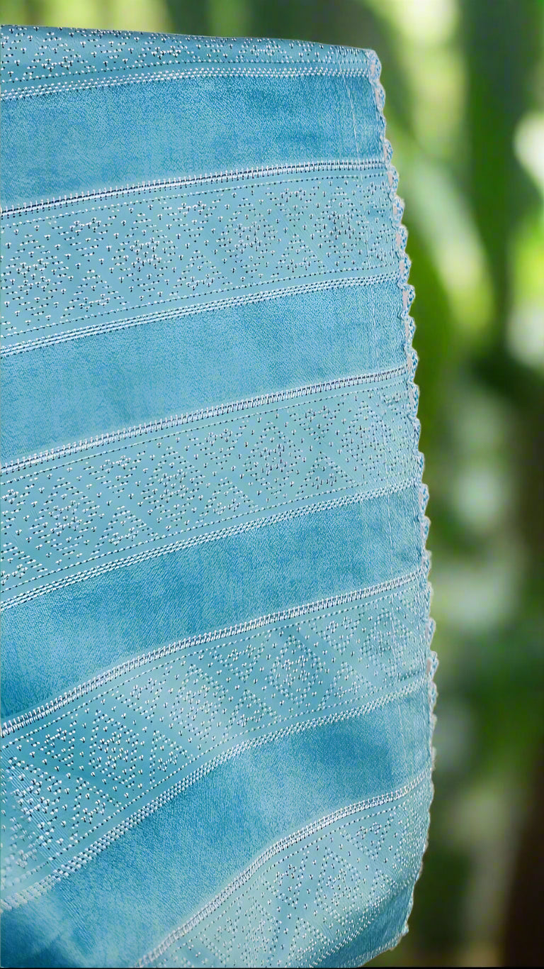 ऑफ-व्हाइट आर्किड किस के साथ मैजेंटा पुष्प प्रिंट फ्रिल्ड नाइटी।