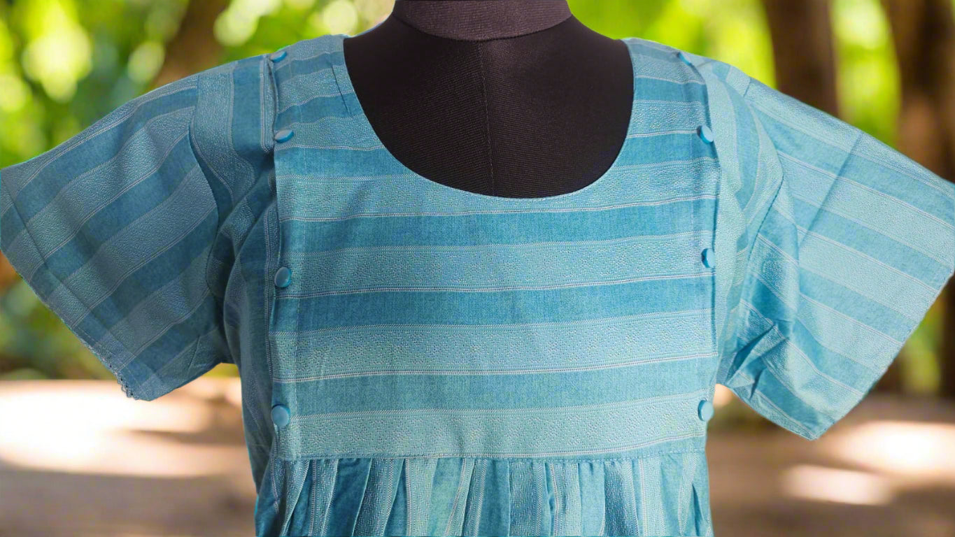 ऑफ-व्हाइट आर्किड किस के साथ मैजेंटा पुष्प प्रिंट फ्रिल्ड नाइटी।