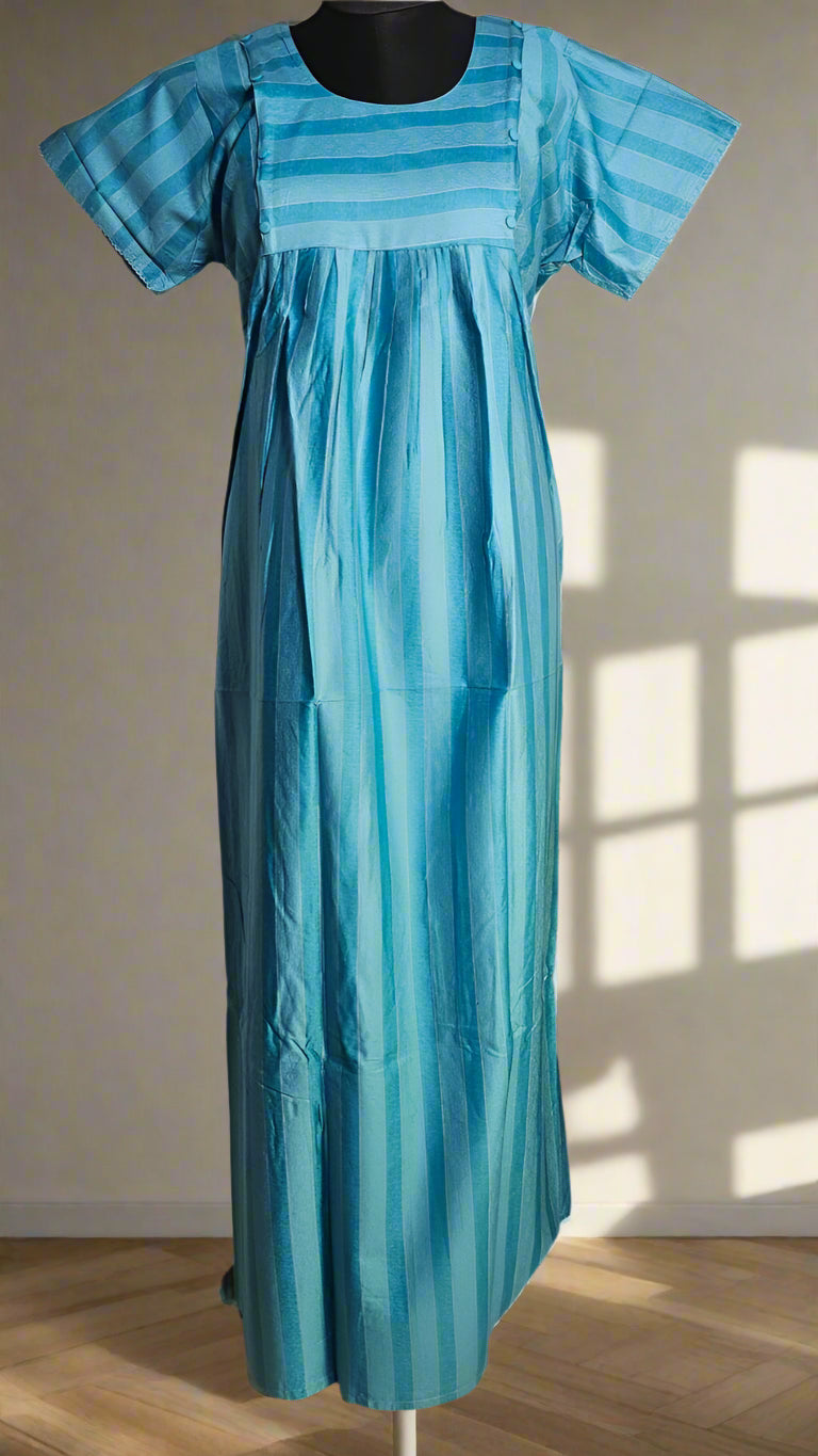 ऑफ-व्हाइट आर्किड किस के साथ मैजेंटा पुष्प प्रिंट फ्रिल्ड नाइटी।