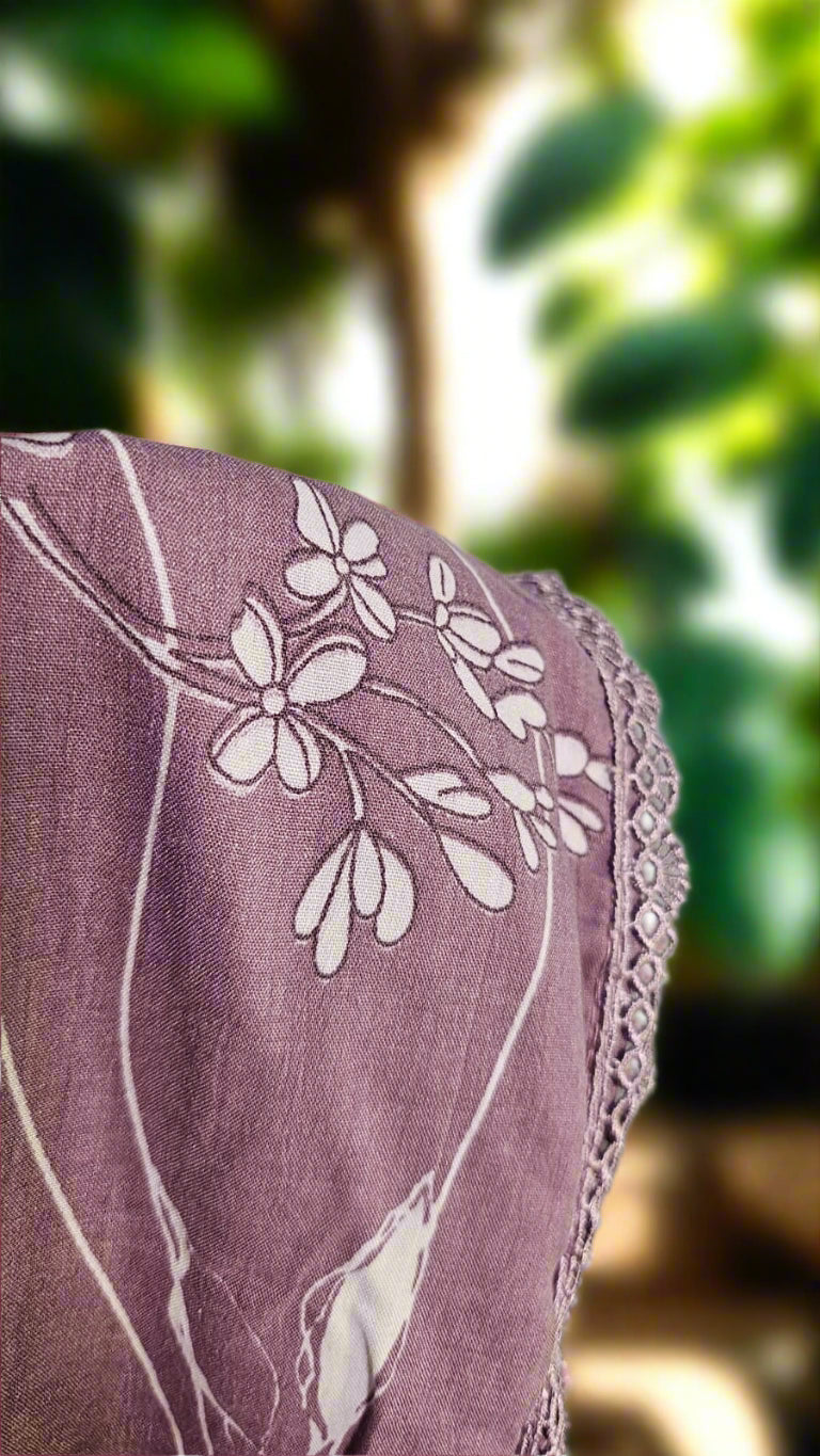 ऑफ-व्हाइट आर्किड किस के साथ मैजेंटा पुष्प प्रिंट फ्रिल्ड नाइटी।