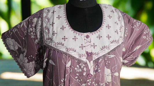 ऑफ-व्हाइट आर्किड किस के साथ मैजेंटा पुष्प प्रिंट फ्रिल्ड नाइटी।