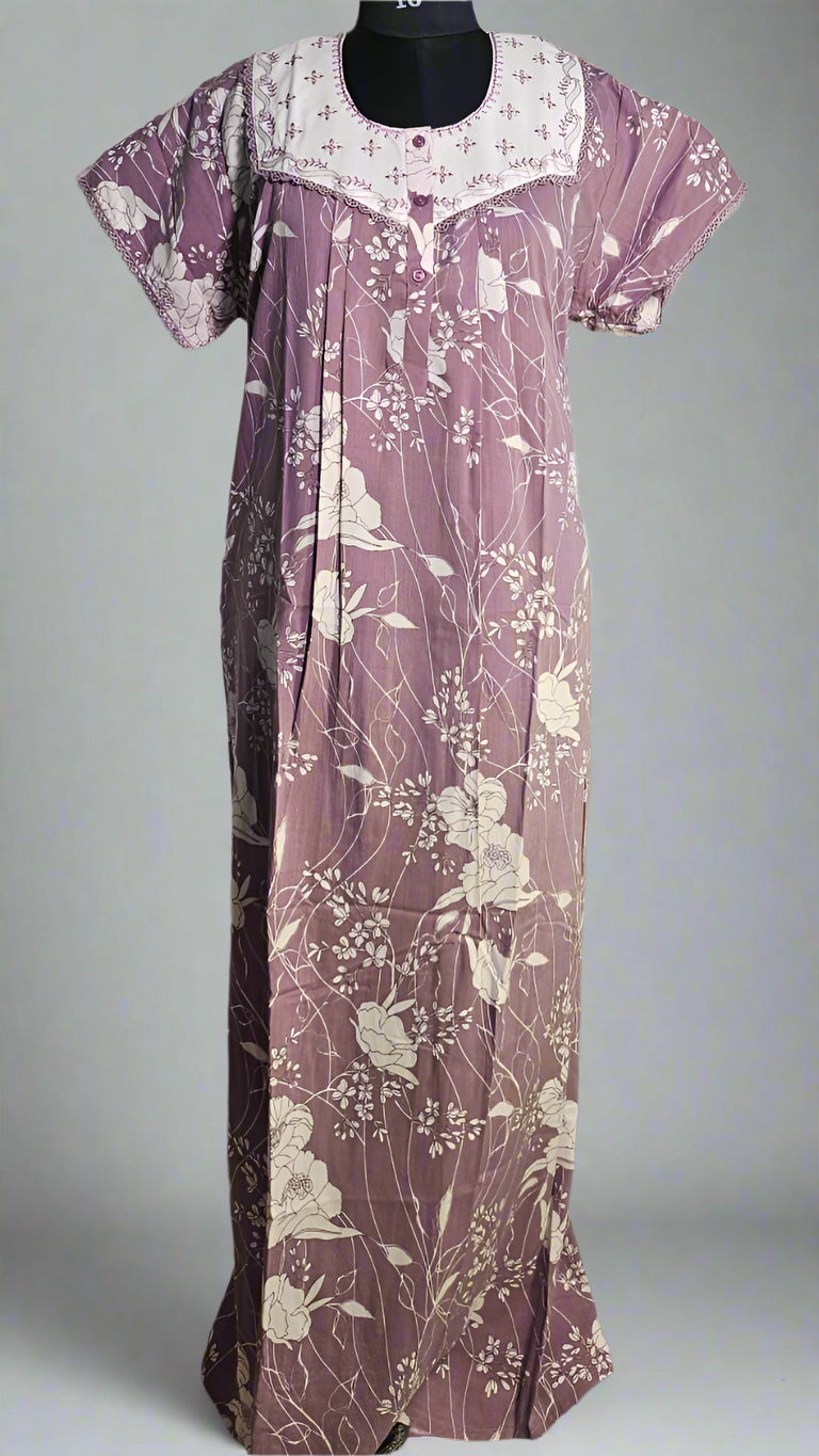 ऑफ-व्हाइट आर्किड किस के साथ मैजेंटा पुष्प प्रिंट फ्रिल्ड नाइटी।