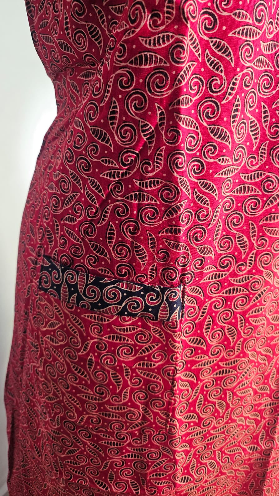 ऑफ-व्हाइट आर्किड किस के साथ मैजेंटा पुष्प प्रिंट फ्रिल्ड नाइटी।