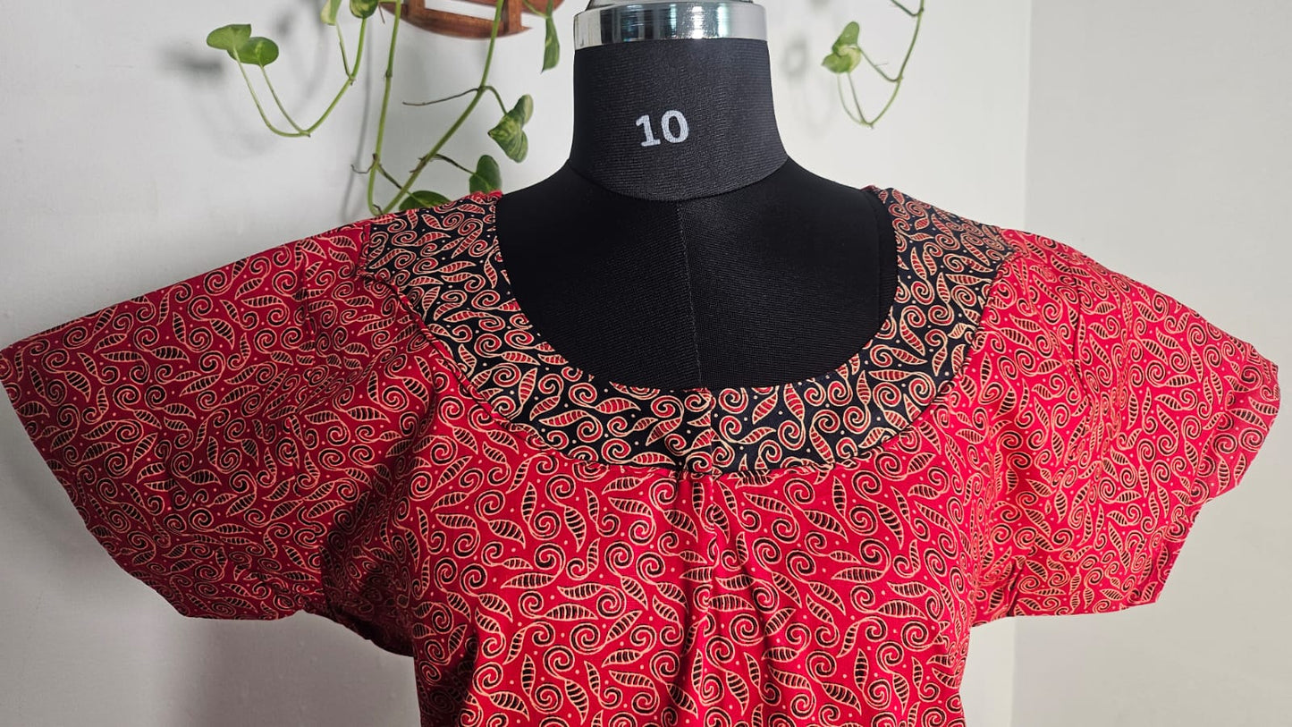 ऑफ-व्हाइट आर्किड किस के साथ मैजेंटा पुष्प प्रिंट फ्रिल्ड नाइटी।