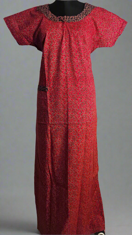 ऑफ-व्हाइट आर्किड किस के साथ मैजेंटा पुष्प प्रिंट फ्रिल्ड नाइटी।