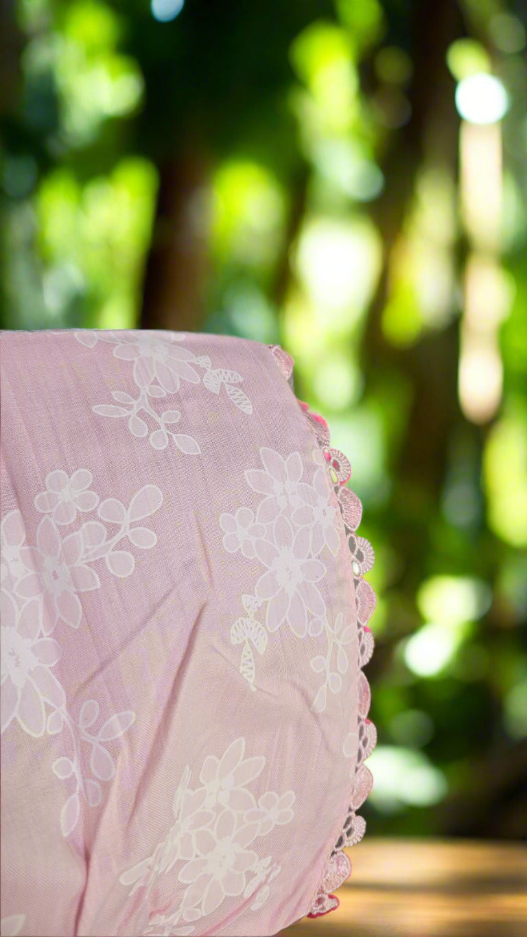 ऑफ-व्हाइट आर्किड किस के साथ मैजेंटा पुष्प प्रिंट फ्रिल्ड नाइटी।