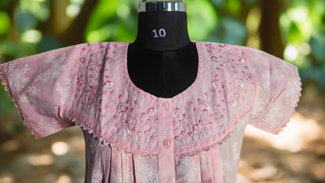 ऑफ-व्हाइट आर्किड किस के साथ मैजेंटा पुष्प प्रिंट फ्रिल्ड नाइटी।