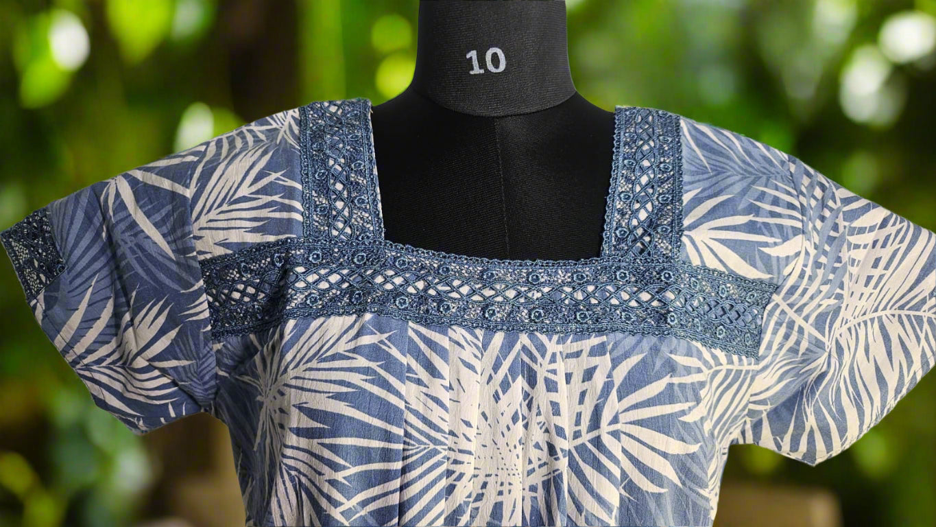 ऑफ-व्हाइट आर्किड किस के साथ मैजेंटा पुष्प प्रिंट फ्रिल्ड नाइटी।