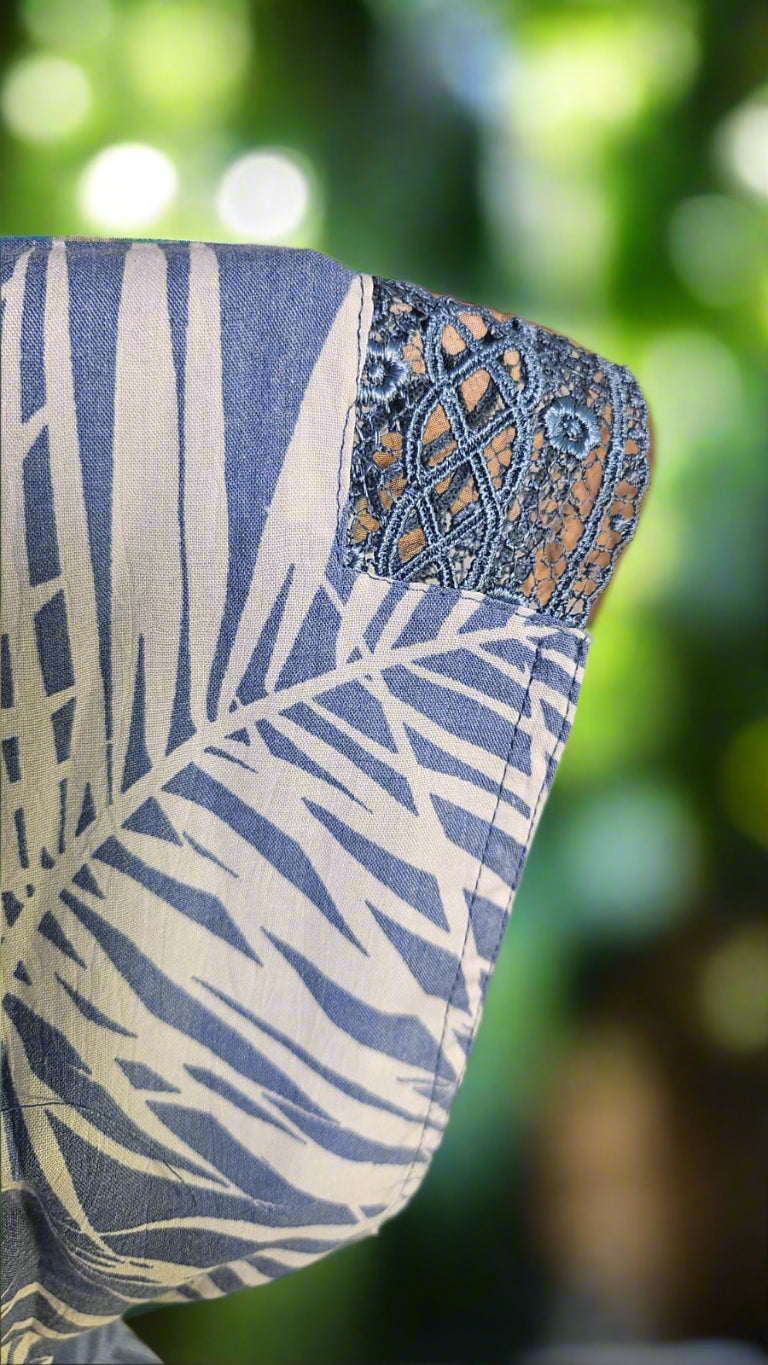 ऑफ-व्हाइट आर्किड किस के साथ मैजेंटा पुष्प प्रिंट फ्रिल्ड नाइटी।