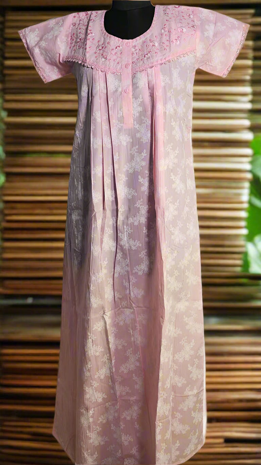 ऑफ-व्हाइट आर्किड किस के साथ मैजेंटा पुष्प प्रिंट फ्रिल्ड नाइटी।