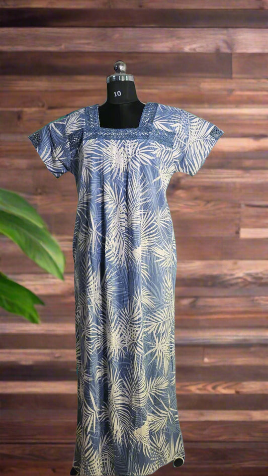 ऑफ-व्हाइट आर्किड किस के साथ मैजेंटा पुष्प प्रिंट फ्रिल्ड नाइटी।