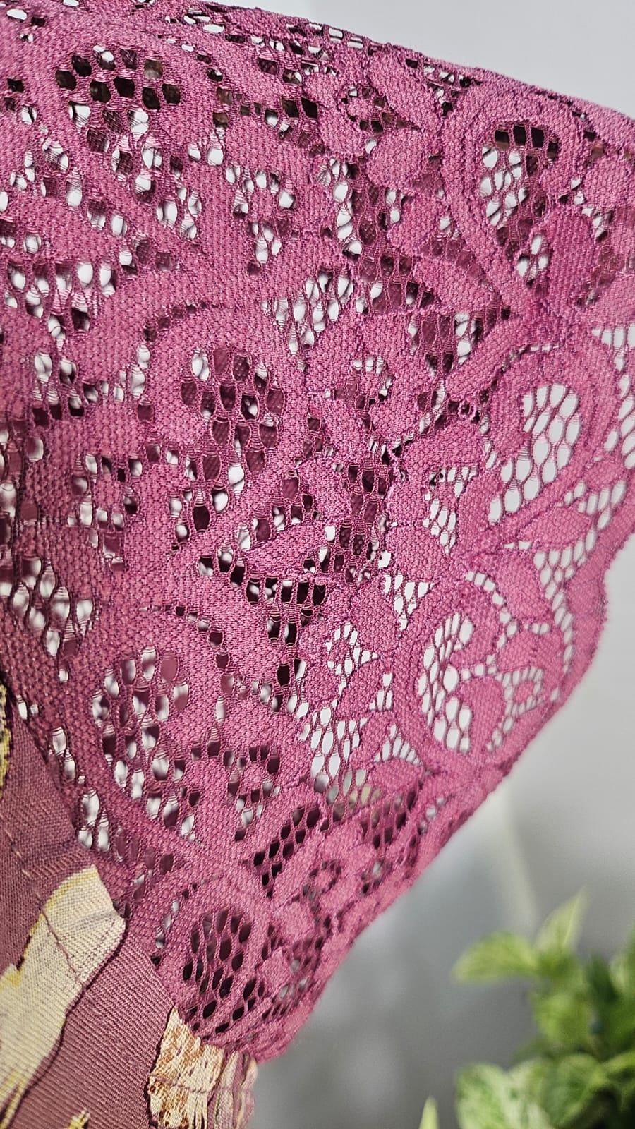 ऑफ-व्हाइट आर्किड किस के साथ मैजेंटा पुष्प प्रिंट फ्रिल्ड नाइटी।