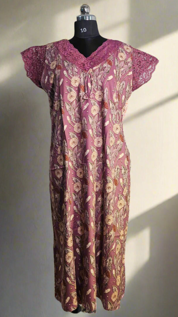 ऑफ-व्हाइट आर्किड किस के साथ मैजेंटा पुष्प प्रिंट फ्रिल्ड नाइटी।