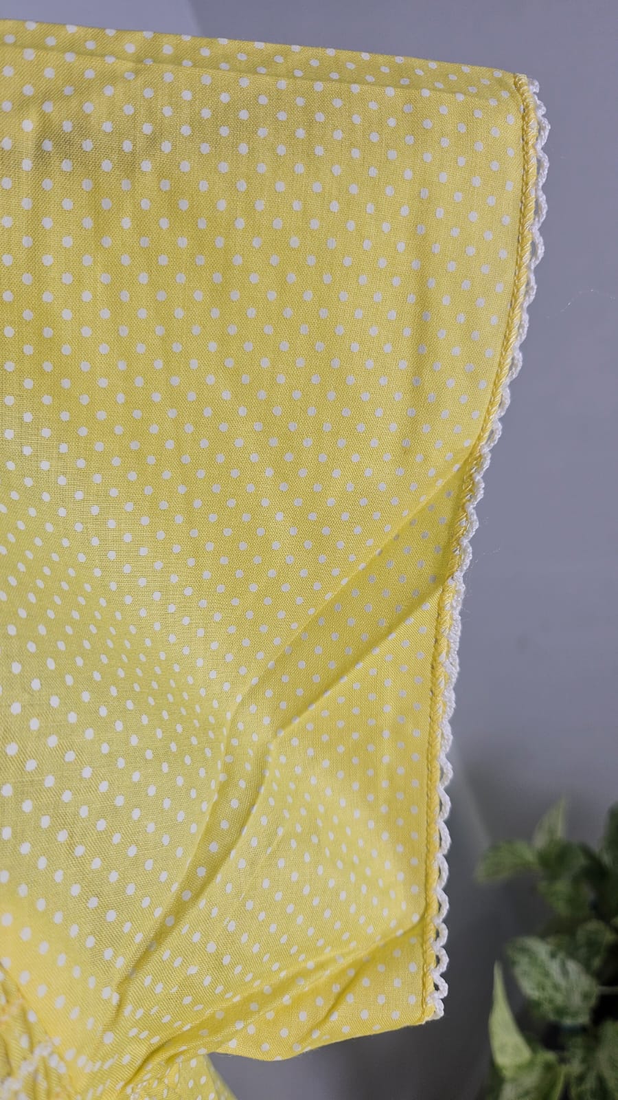 ऑफ-व्हाइट आर्किड किस के साथ मैजेंटा पुष्प प्रिंट फ्रिल्ड नाइटी।