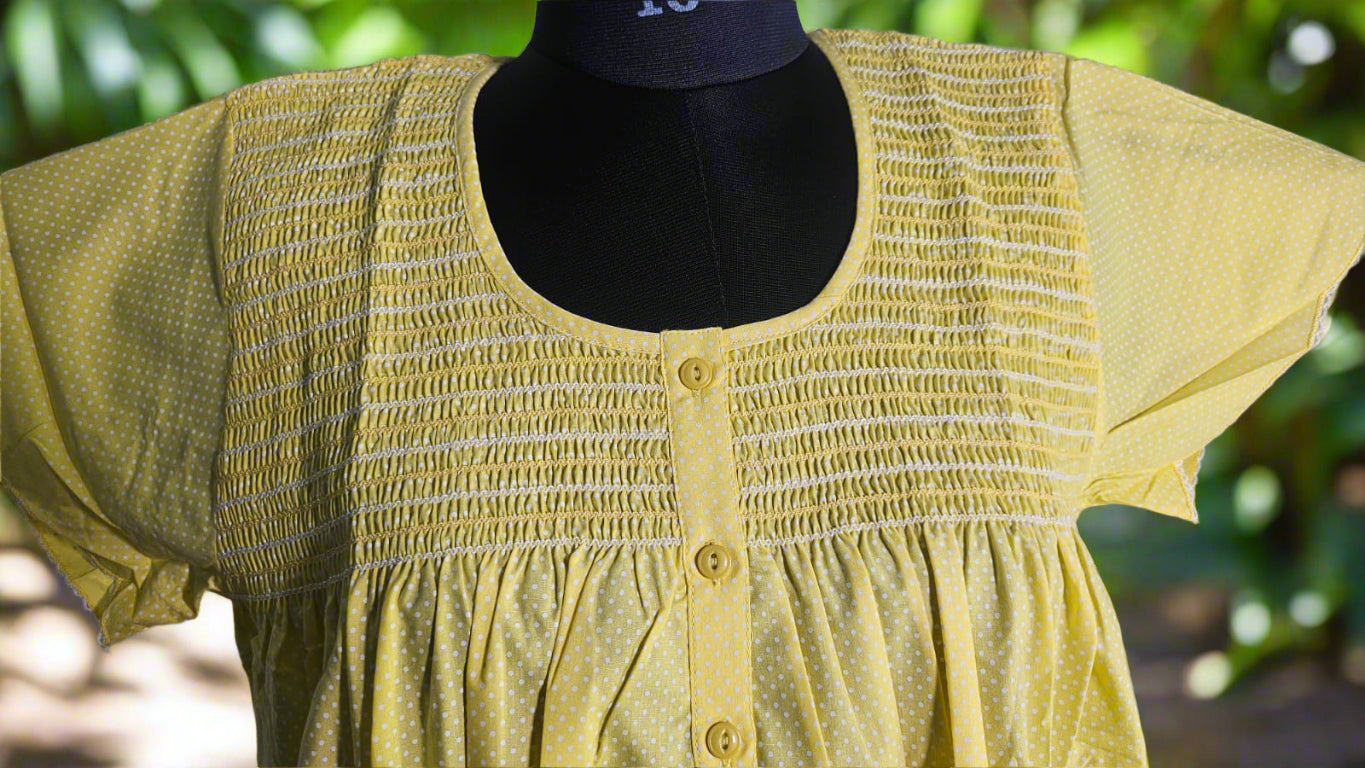 ऑफ-व्हाइट आर्किड किस के साथ मैजेंटा पुष्प प्रिंट फ्रिल्ड नाइटी।