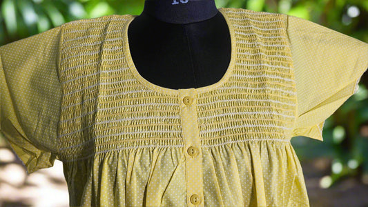 ऑफ-व्हाइट आर्किड किस के साथ मैजेंटा पुष्प प्रिंट फ्रिल्ड नाइटी।