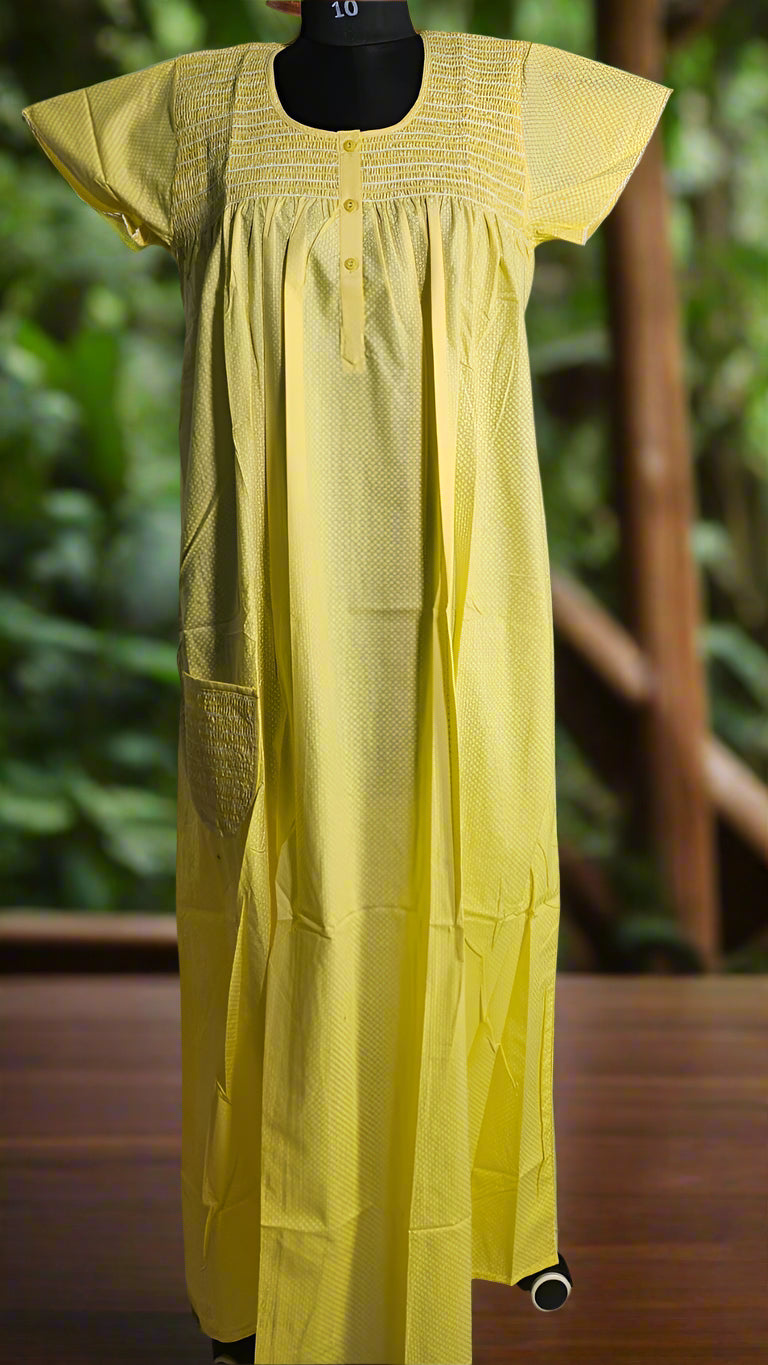 ऑफ-व्हाइट आर्किड किस के साथ मैजेंटा पुष्प प्रिंट फ्रिल्ड नाइटी।