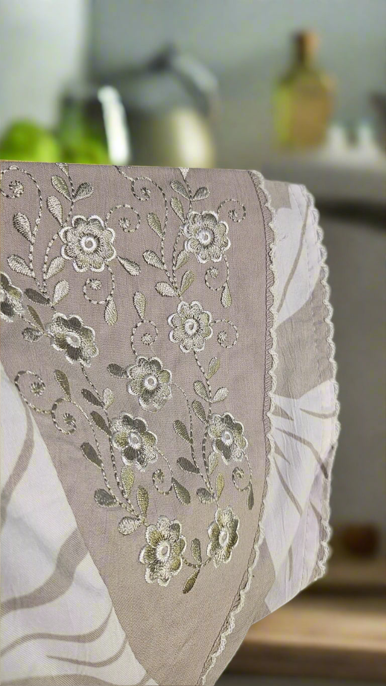 ऑफ-व्हाइट आर्किड किस के साथ मैजेंटा पुष्प प्रिंट फ्रिल्ड नाइटी।