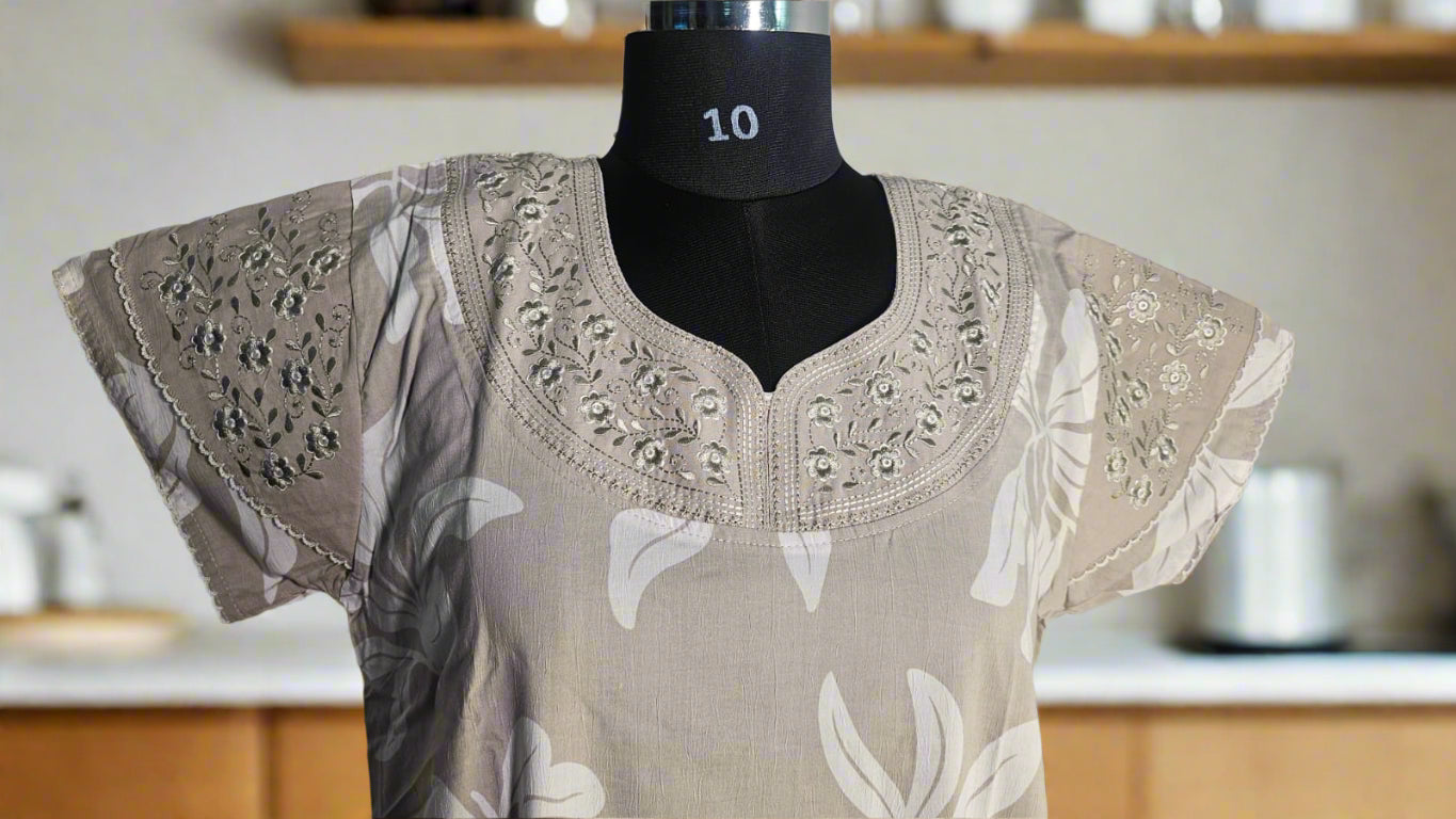 ऑफ-व्हाइट आर्किड किस के साथ मैजेंटा पुष्प प्रिंट फ्रिल्ड नाइटी।