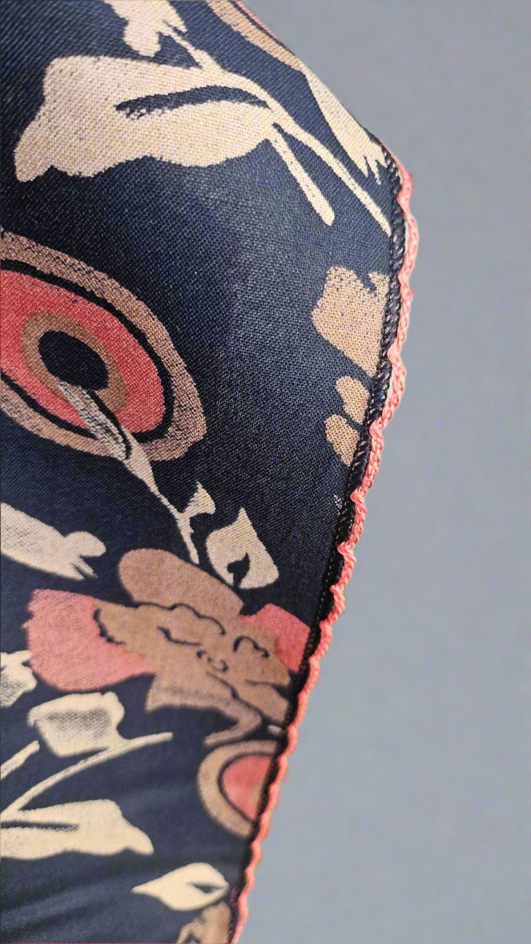 ऑफ-व्हाइट आर्किड किस के साथ मैजेंटा पुष्प प्रिंट फ्रिल्ड नाइटी।