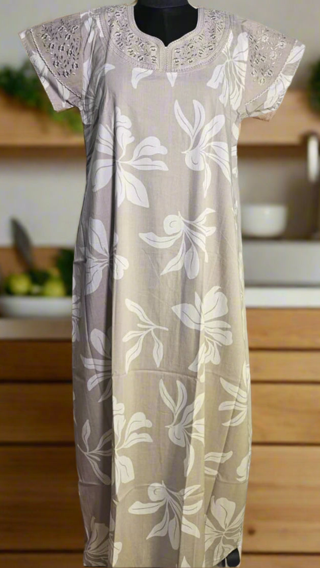 ऑफ-व्हाइट आर्किड किस के साथ मैजेंटा पुष्प प्रिंट फ्रिल्ड नाइटी।