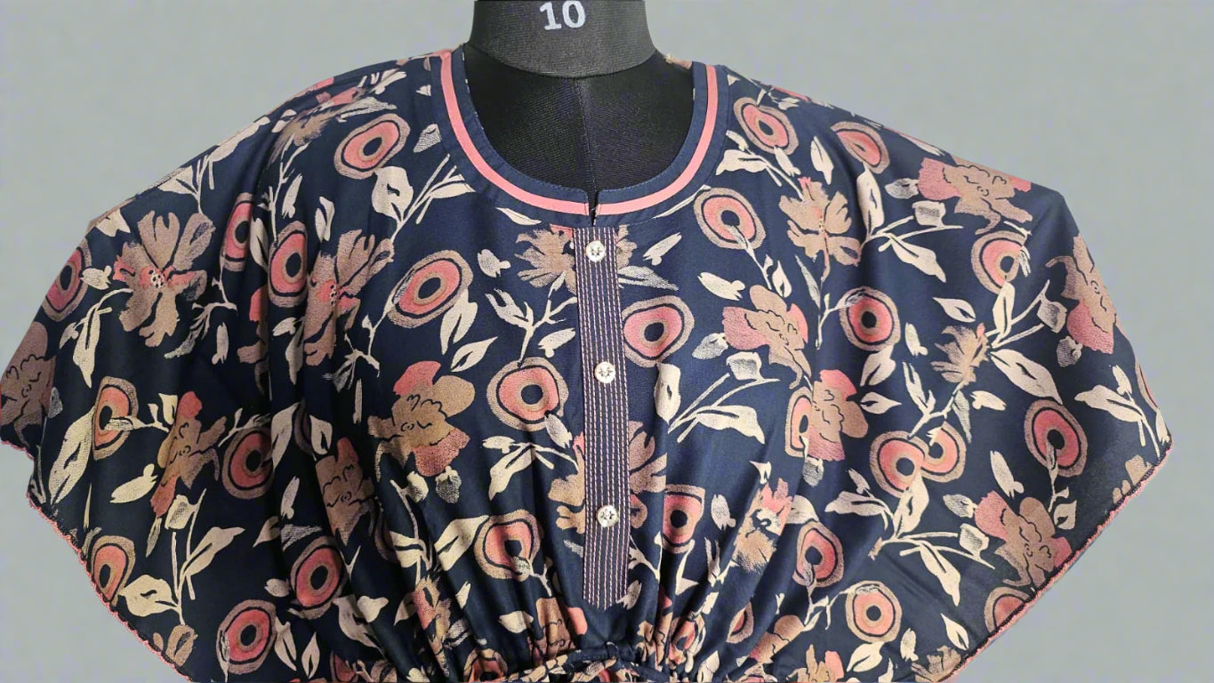 ऑफ-व्हाइट आर्किड किस के साथ मैजेंटा पुष्प प्रिंट फ्रिल्ड नाइटी।