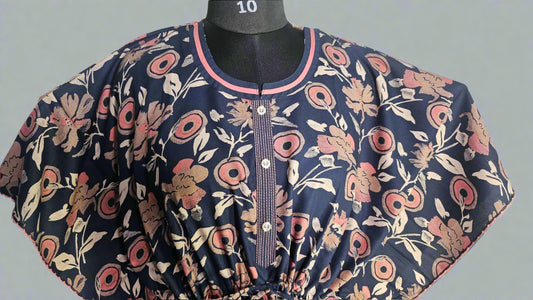 ऑफ-व्हाइट आर्किड किस के साथ मैजेंटा पुष्प प्रिंट फ्रिल्ड नाइटी।